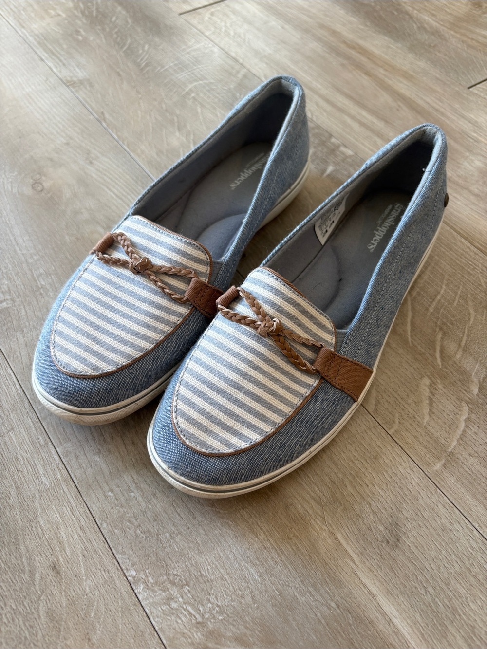 Grasshoppers Casual Slip-On Loafer in Blue and White Stripe Size 7.5